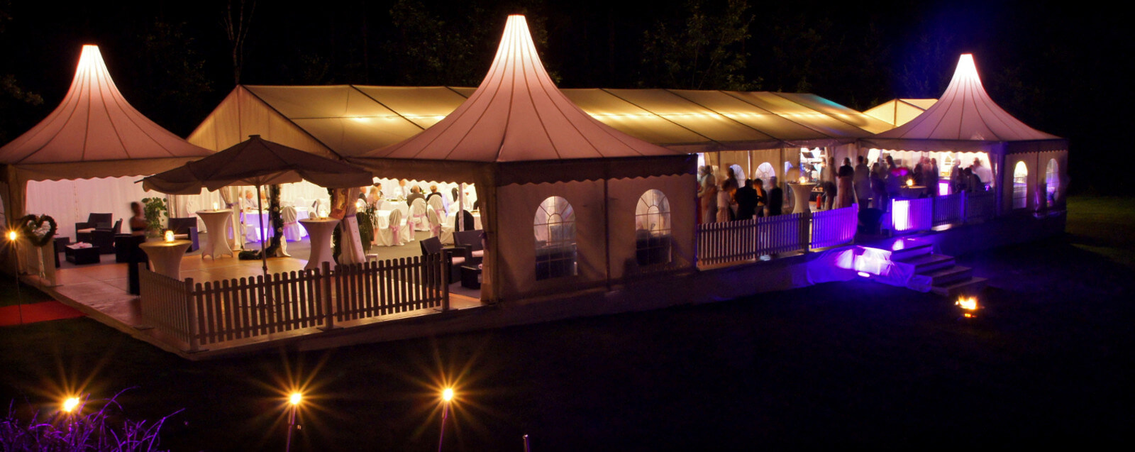 Hochzeit im weißen Zelt<br>feiern auf der grünen Wiese